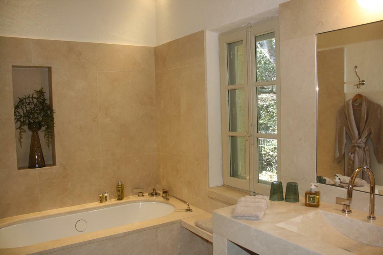 Le Cafe & La Forge Du Petit Badon Villa Salin de Giraud Bagian luar foto
